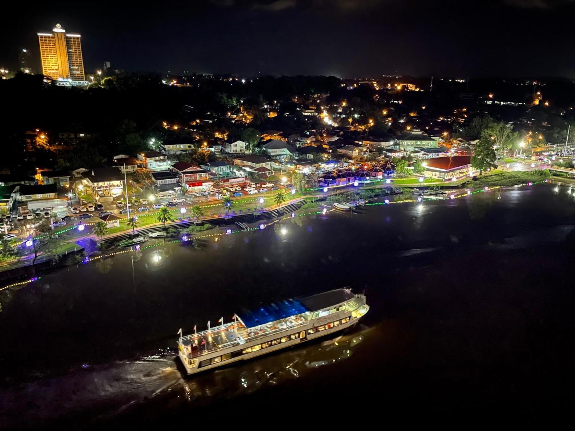 Kuching City Center Riverbank Suites With Marvelous River View מראה חיצוני תמונה