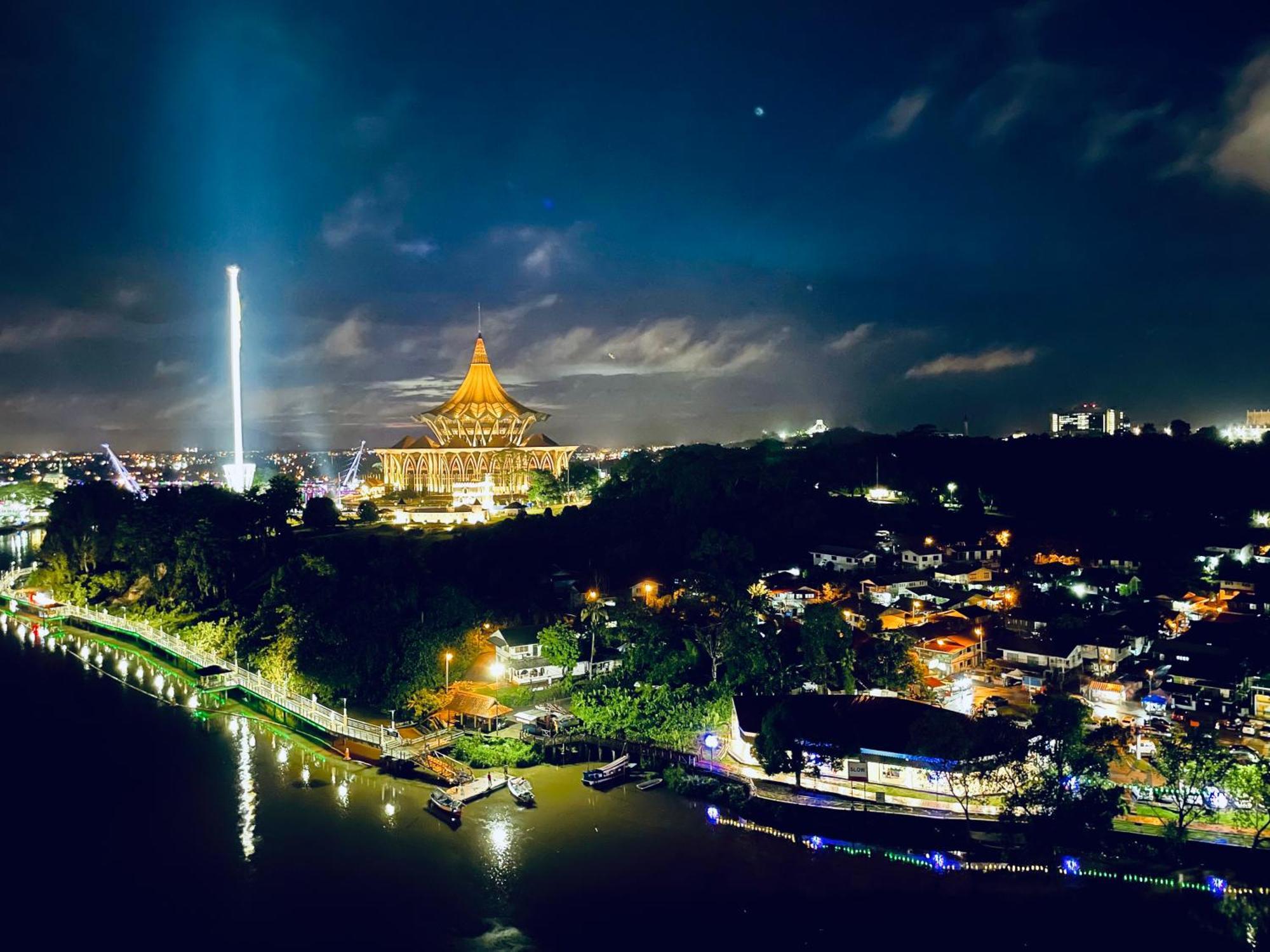 Kuching City Center Riverbank Suites With Marvelous River View מראה חיצוני תמונה