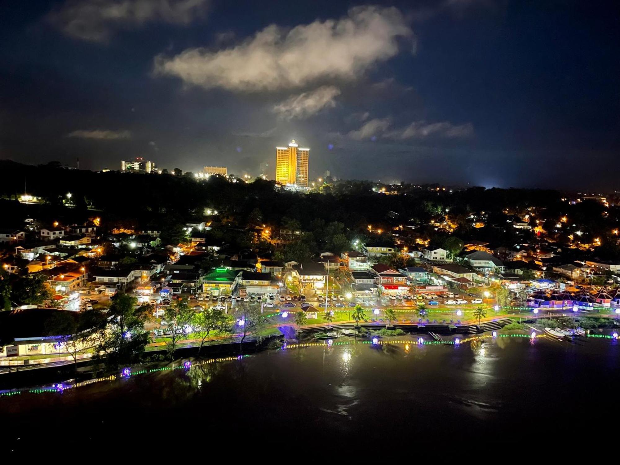 Kuching City Center Riverbank Suites With Marvelous River View מראה חיצוני תמונה
