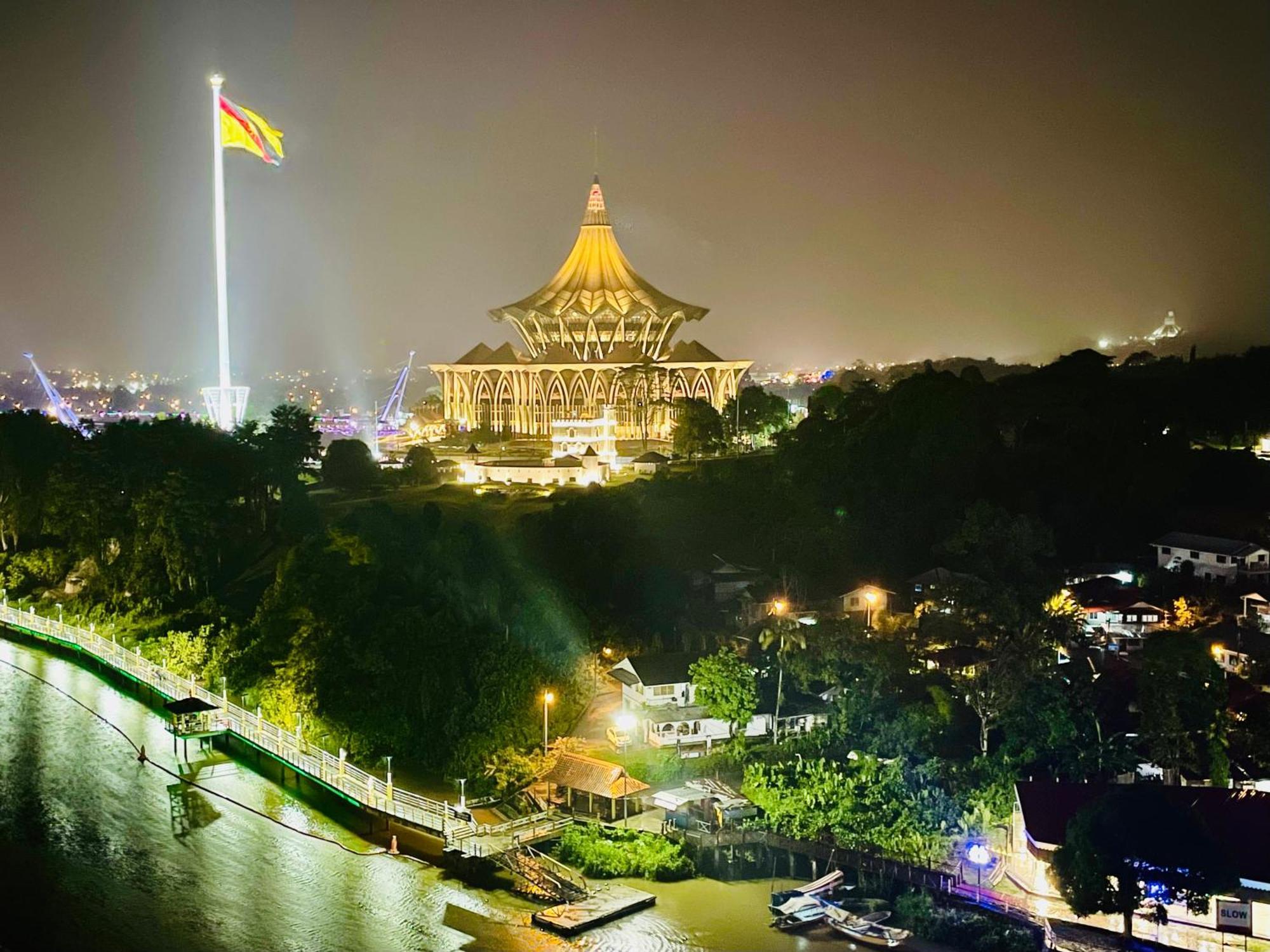 Kuching City Center Riverbank Suites With Marvelous River View מראה חיצוני תמונה
