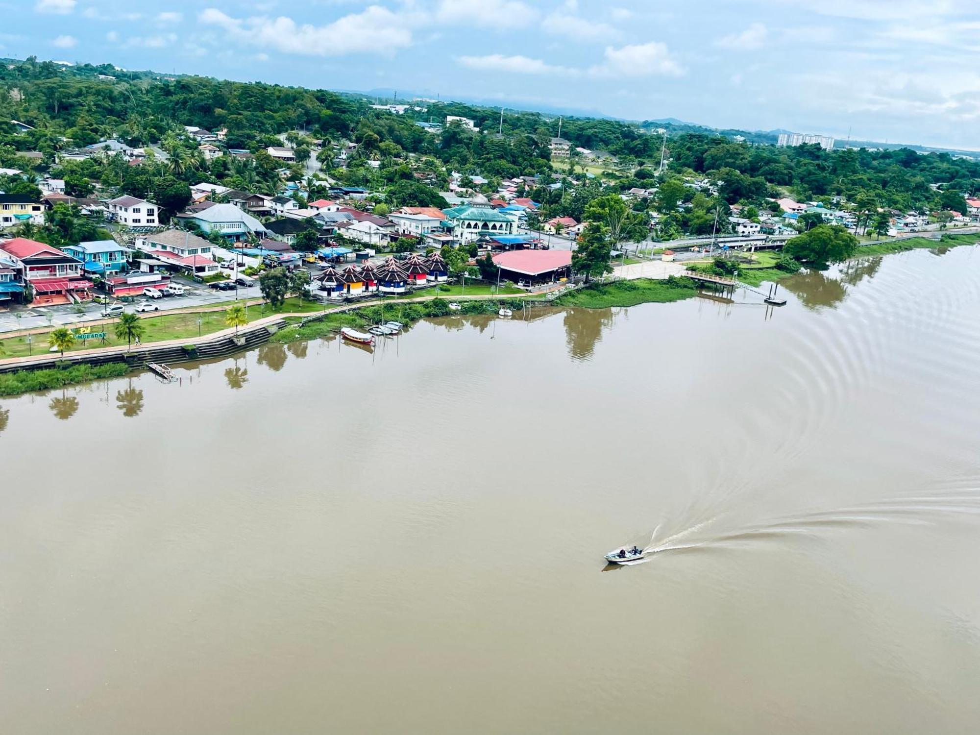 Kuching City Center Riverbank Suites With Marvelous River View מראה חיצוני תמונה