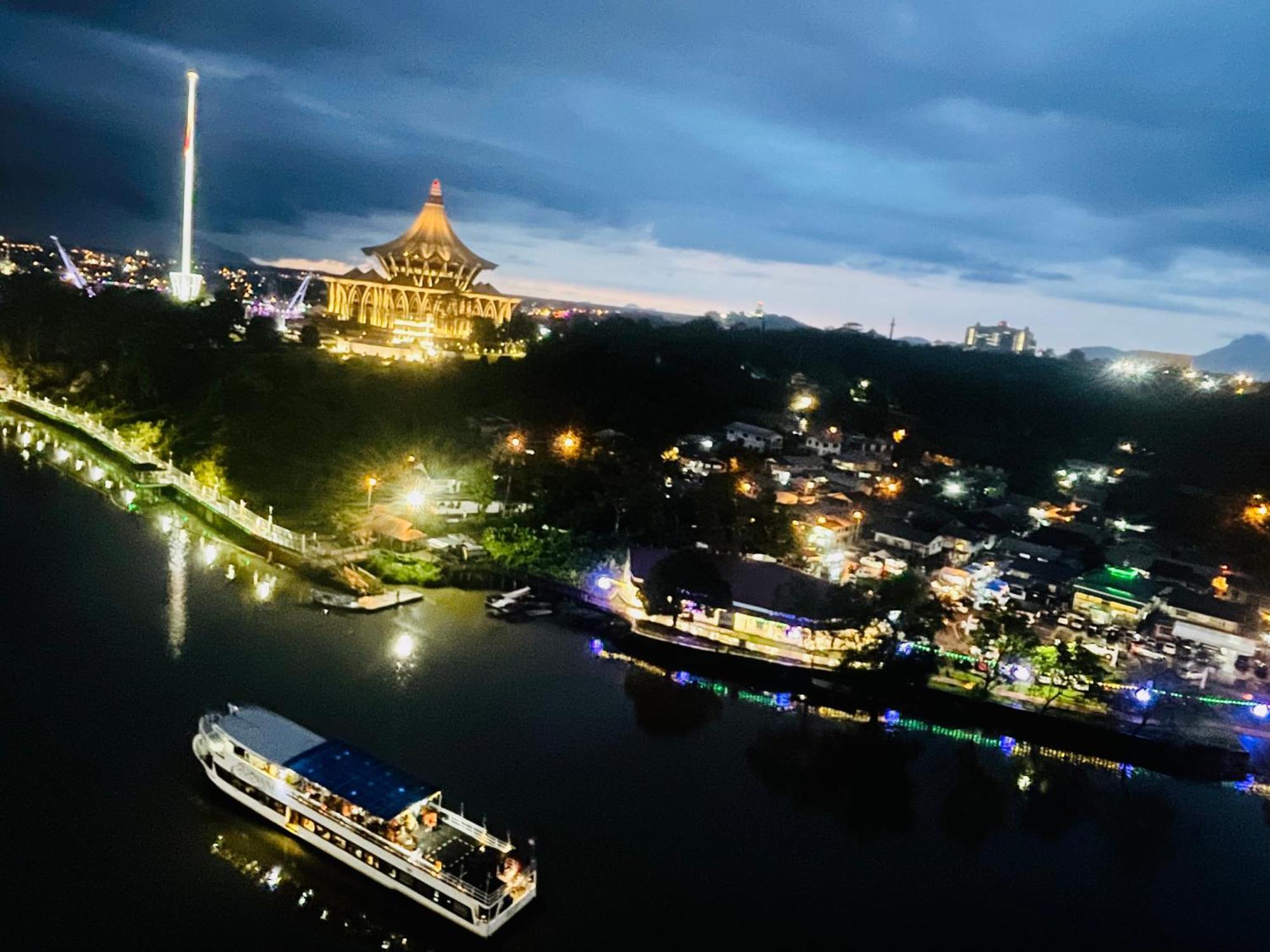 Kuching City Center Riverbank Suites With Marvelous River View מראה חיצוני תמונה